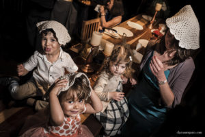 Estória de casamento, casamento criativo, noivas 2021, noivas 2022, casando em búzios, casamento no rio de janeiro, vestido de noiva, making of em niterói, clara Sampaio fotografia