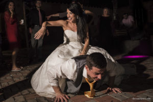 Estória de casamento, casamento criativo, noivas 2021, noivas 2022, casando em búzios, casamento no rio de janeiro, vestido de noiva, making of em niterói, clara Sampaio fotografia