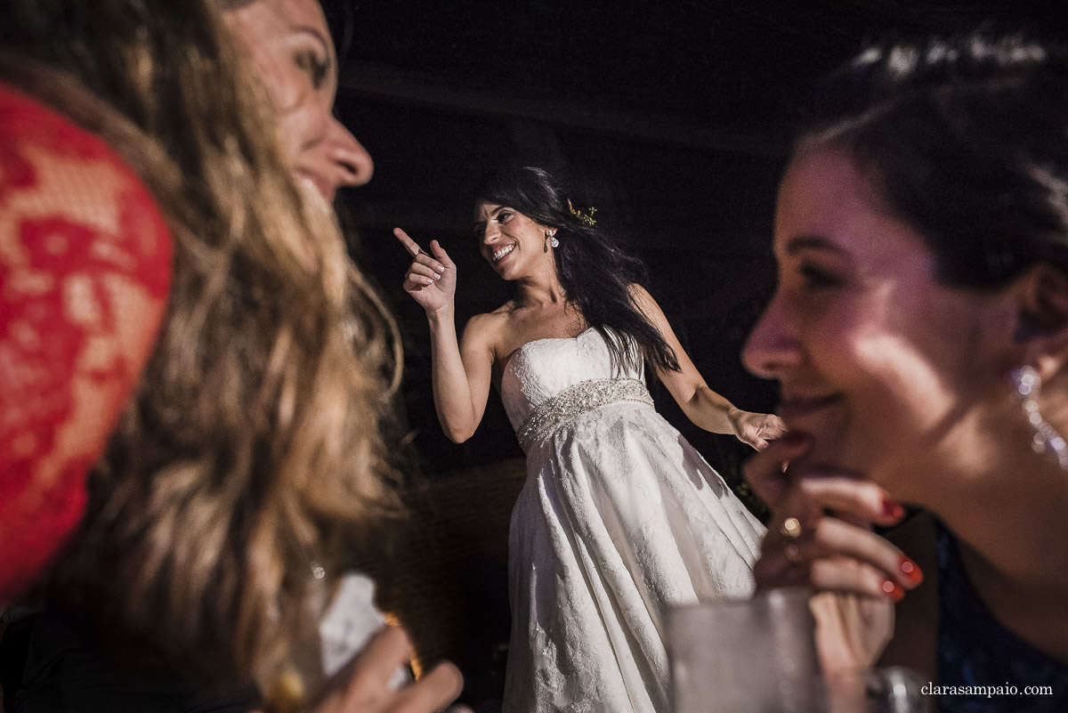 Estória de casamento, casamento criativo, noivas 2021, noivas 2022, casando em búzios, casamento no rio de janeiro, vestido de noiva, making of em niterói, clara Sampaio fotografia