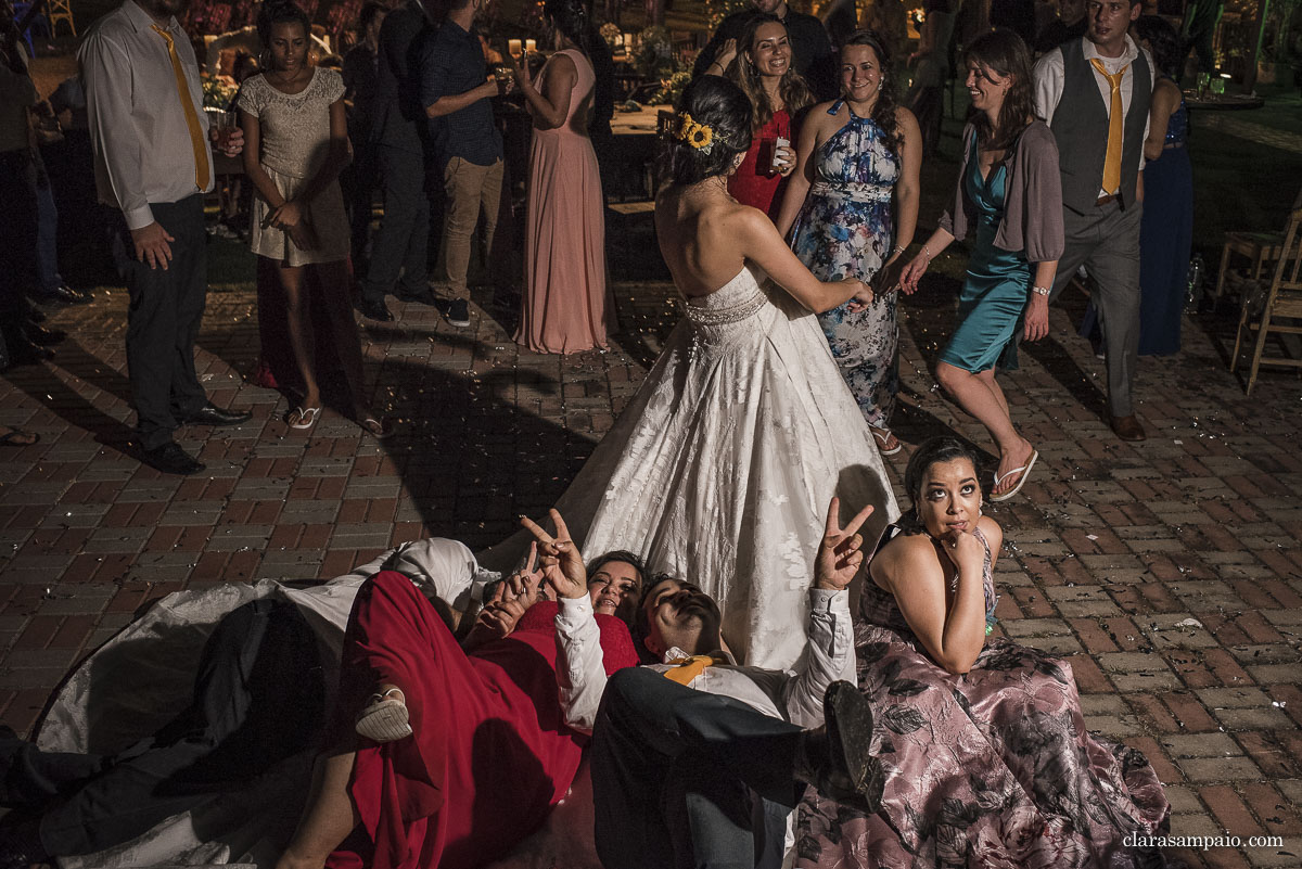 Estória de casamento, casamento criativo, noivas 2021, noivas 2022, casando em búzios, casamento no rio de janeiro, vestido de noiva, making of em niterói, clara Sampaio fotografia