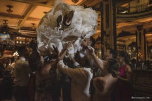 Casamento na confeitaria Colombo, melhor fotógrafo de casamento, casamento na igreja São José, casamento criativo, vestido de noiva, fotos na alerj, making of no hotel prodigy, noivas 2021, noivas 2022, clara Sampaio fotografia