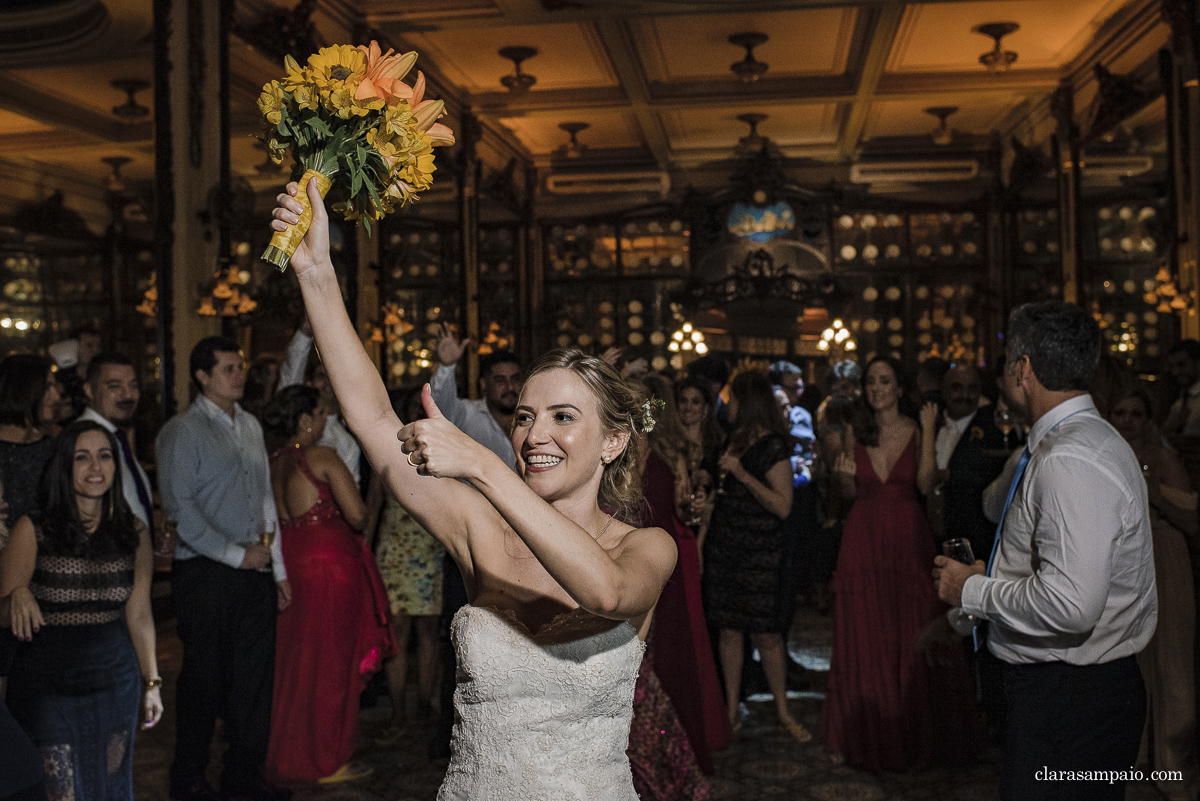 Casamento na confeitaria Colombo, melhor fotógrafo de casamento, casamento na igreja São José, casamento criativo, vestido de noiva, fotos na alerj, making of no hotel prodigy, noivas 2021, noivas 2022, clara Sampaio fotografia