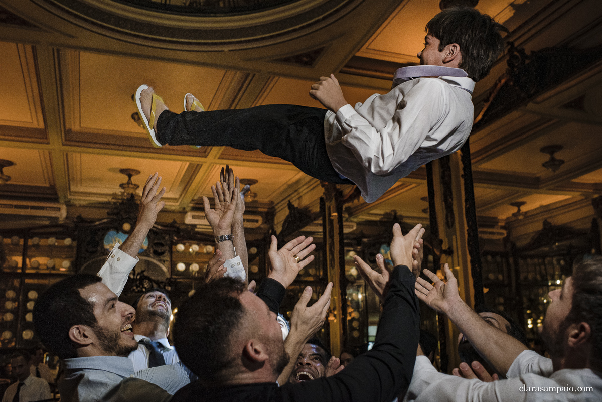 Casamento na confeitaria Colombo, melhor fotógrafo de casamento, casamento na igreja São José, casamento criativo, vestido de noiva, fotos na alerj, making of no hotel prodigy, noivas 2021, noivas 2022, clara Sampaio fotografia