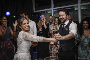 Casamento no fim de tarde, melhor fotógrafo de casamento, casamento na Casa da Polônia, casamento criativo, vestido de noiva, making of em casa, noivas 2021, noivas 2022, clara Sampaio fotografia, noivas 2023, casamento de dia, decoração para casamento de dia