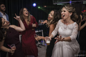 Casamento no fim de tarde, melhor fotógrafo de casamento, casamento na Casa da Polônia, casamento criativo, vestido de noiva, making of em casa, noivas 2021, noivas 2022, clara Sampaio fotografia, noivas 2023, casamento de dia, decoração para casamento de dia