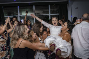 Casamento no fim de tarde, melhor fotógrafo de casamento, casamento na Casa da Polônia, casamento criativo, vestido de noiva, making of em casa, noivas 2021, noivas 2022, clara Sampaio fotografia, noivas 2023, casamento de dia, decoração para casamento de dia