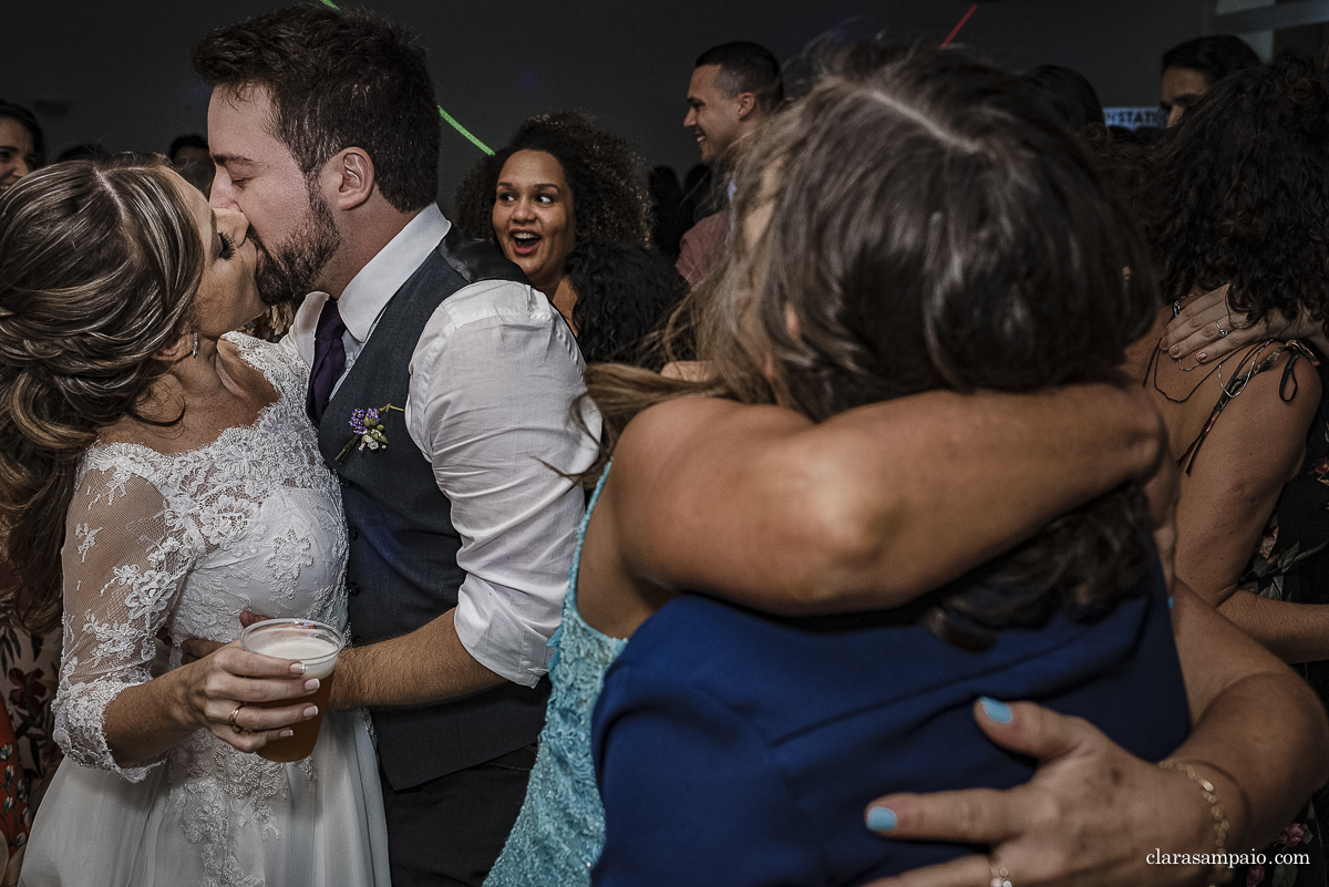 Casamento no fim de tarde, melhor fotógrafo de casamento, casamento na Casa da Polônia, casamento criativo, vestido de noiva, making of em casa, noivas 2021, noivas 2022, clara Sampaio fotografia, noivas 2023, casamento de dia, decoração para casamento de dia