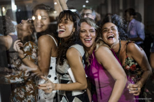 Casamento no fim de tarde, melhor fotógrafo de casamento, casamento na Casa da Polônia, casamento criativo, vestido de noiva, making of em casa, noivas 2021, noivas 2022, clara Sampaio fotografia, noivas 2023, casamento de dia, decoração para casamento de dia